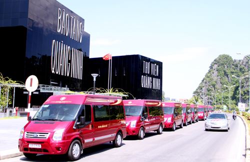 Dàn xe limousine của Phúc Xuyên phục vụ chở khách tuyến Hạ Long - Hà Nội