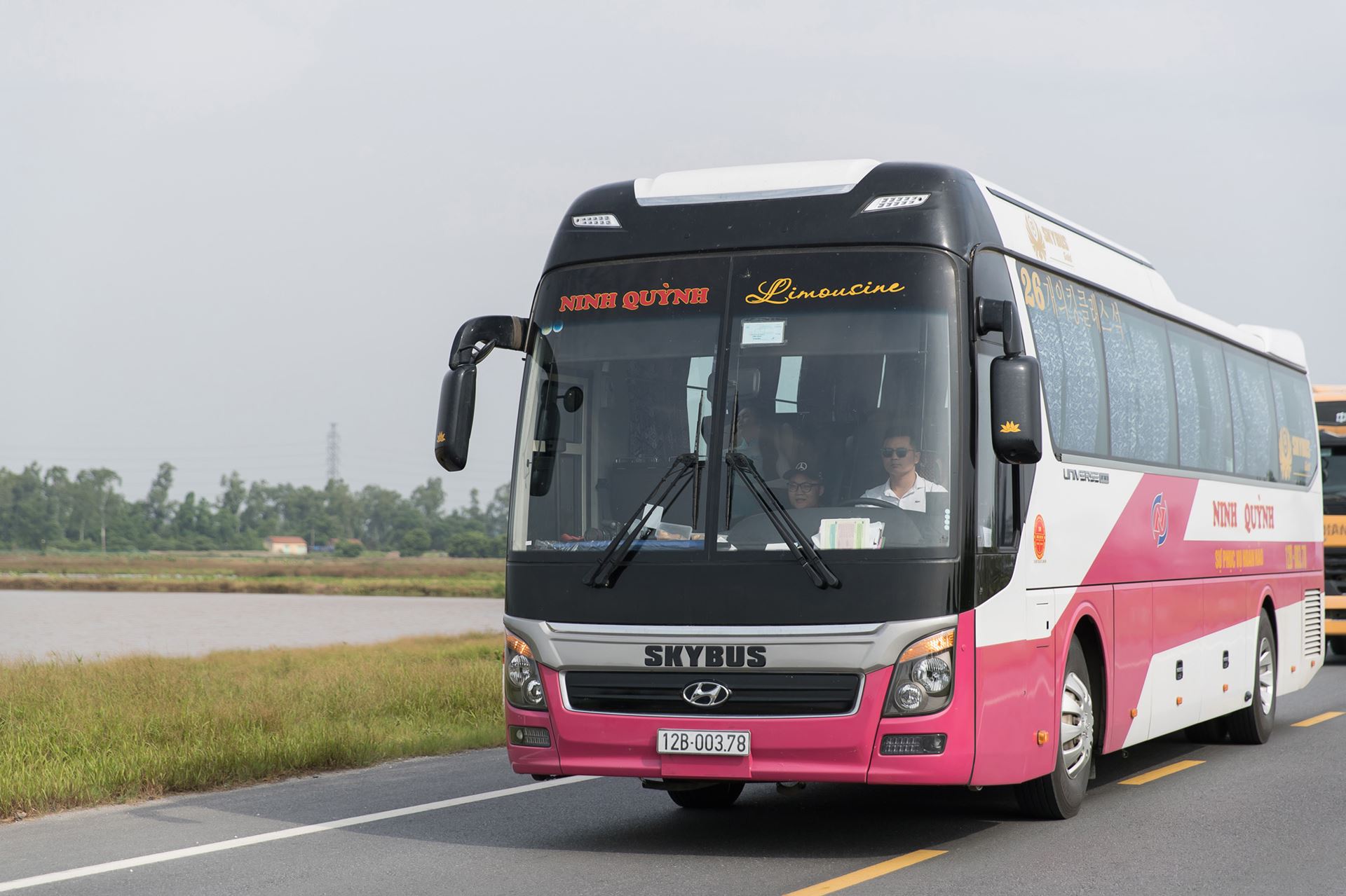Skybus Gold Edition - Universe Limousine ghế nằm