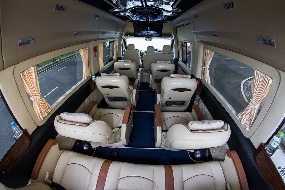 Khoang VIP của Solati Limousine 12 chỗ SKYBUS XLL