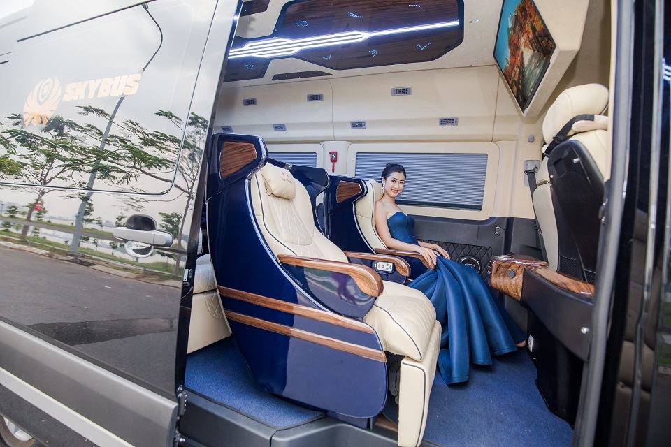 Phạm Ngọc Linh và xe limousine Skybus
