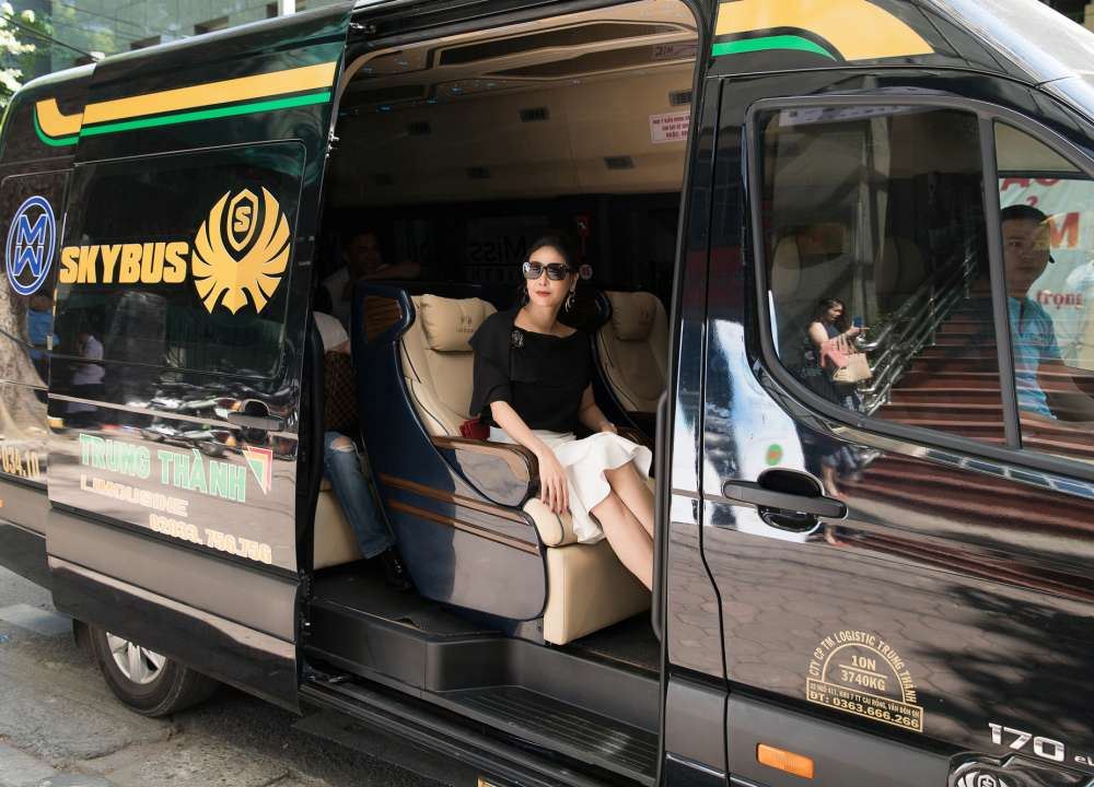xe limousine Skybus và Hoa Hậu Hà Kiều Anh tại Miss World Vietnam 2019